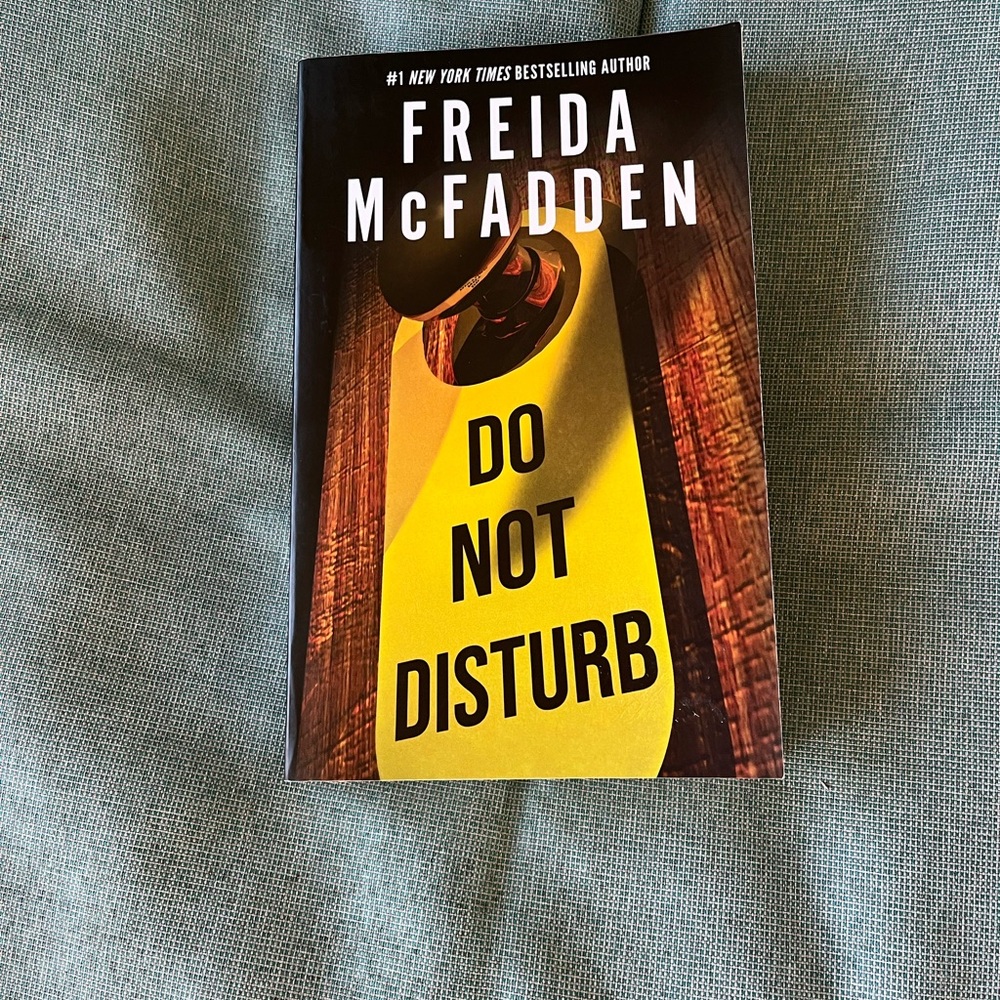 🍋Freida McFadden 'Do Not Disturb' Book🍋